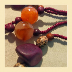 Collier long bohème chic tons rouges et rosés – Bijou multimatériaux femme