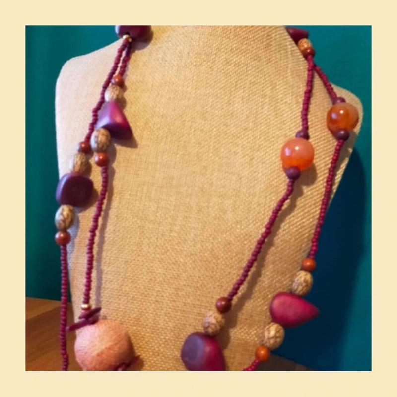 Collier long bohème chic tons rouges et rosés – Bijou multimatériaux femme