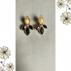 Boucles d’oreilles clips vintage dorées – Perle & strass noirs