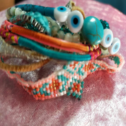 Bracelet multirangs Hipanema – perles, fils & breloques colorées